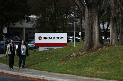 D’OpenAI à Google, pourquoi les géants de l’IA lancent leurs propres puces ...